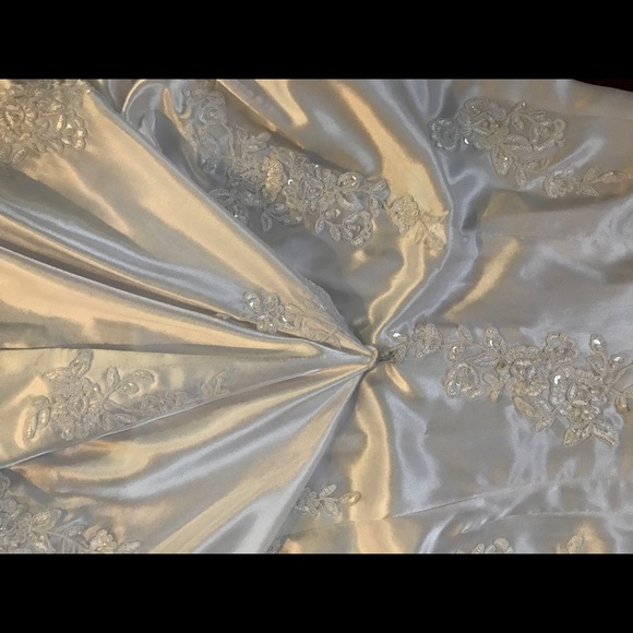 Wedding dress - Picture 3 of 11